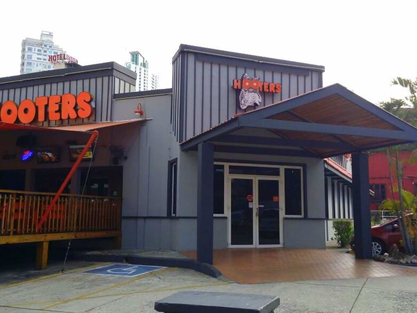 Hooters (Bella Vista)