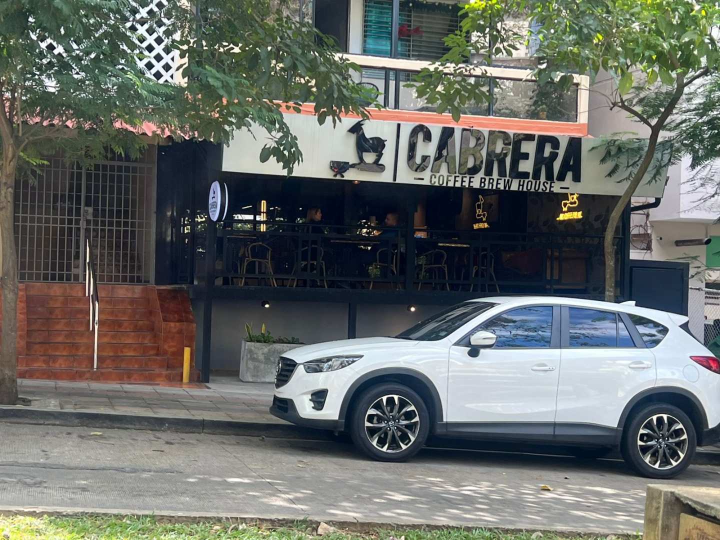 Cabrera Coffee Brew House (Via Argentina)